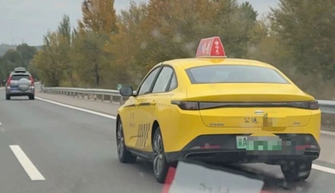红从重庆打车到内蒙古出租车公司回应澳门新葡京网站行程约1700公里网(图3) 红从重庆打车到内蒙古出租车公司回应澳门新葡京网站行程约1700公里网(图3)