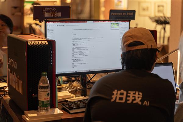 2小时高强度电影创作后台的“美术主创”澳门新葡京入口联想AI电影季直击｜7