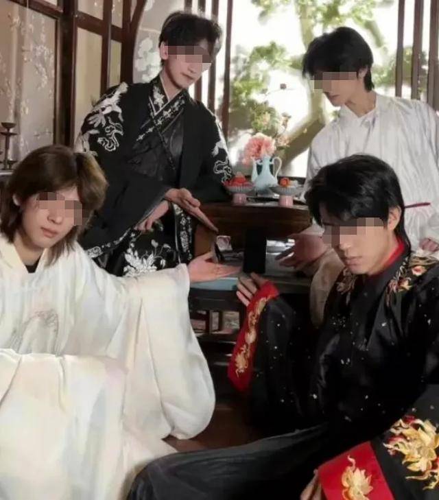 巨大热议：线行行行都涉黄……新葡京“恋陪本”擦边色情引发(图2)