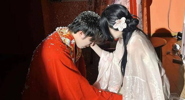 巨大热议：线行行行都涉黄……新葡京“恋陪本”擦边色情引发(图6)